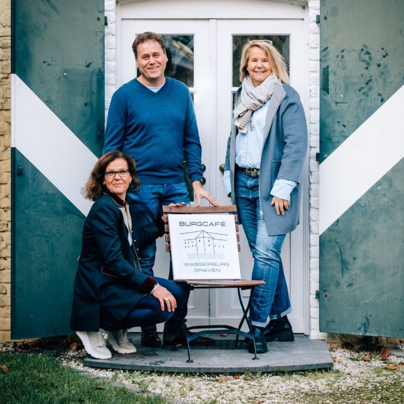 Christiane, Christoph und Ute vor dem Eingang des Burgcafé