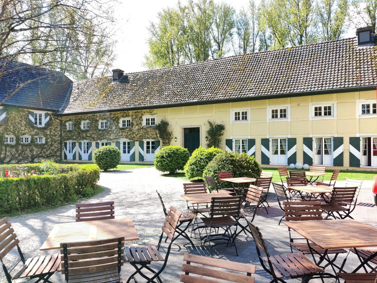 Terrasse des Burgcafé Langenfeld vor der Wasserburg Haus Graven