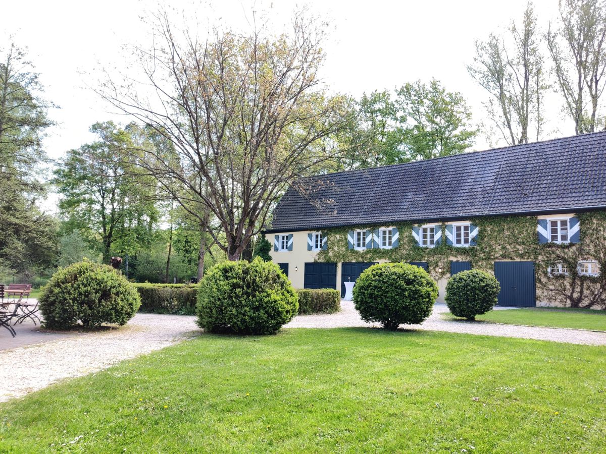 Gartenterrasse des Burgcafé Langenfeld mit Sitzgelegenheiten